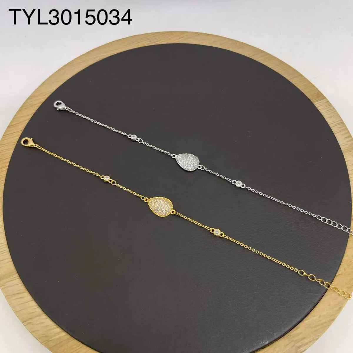 Bracelet ❤️‍🔥

 good quality 💯

 With black boxes 🗃️

35 dhs🇦🇪🇦🇪🇦🇪
With brand boxes 📦


 And paper bag🛍️
40 dhs🇦🇪🇦🇪

Zain216
♥️♥️♥️