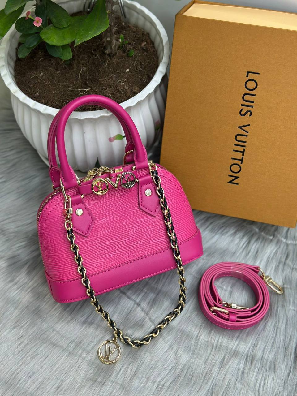 LV ALMA
SIZE  ……… 20CM 
100 dhs✅

With BOX
🎁🎁🎁

Zain244
♥️♥️♥️