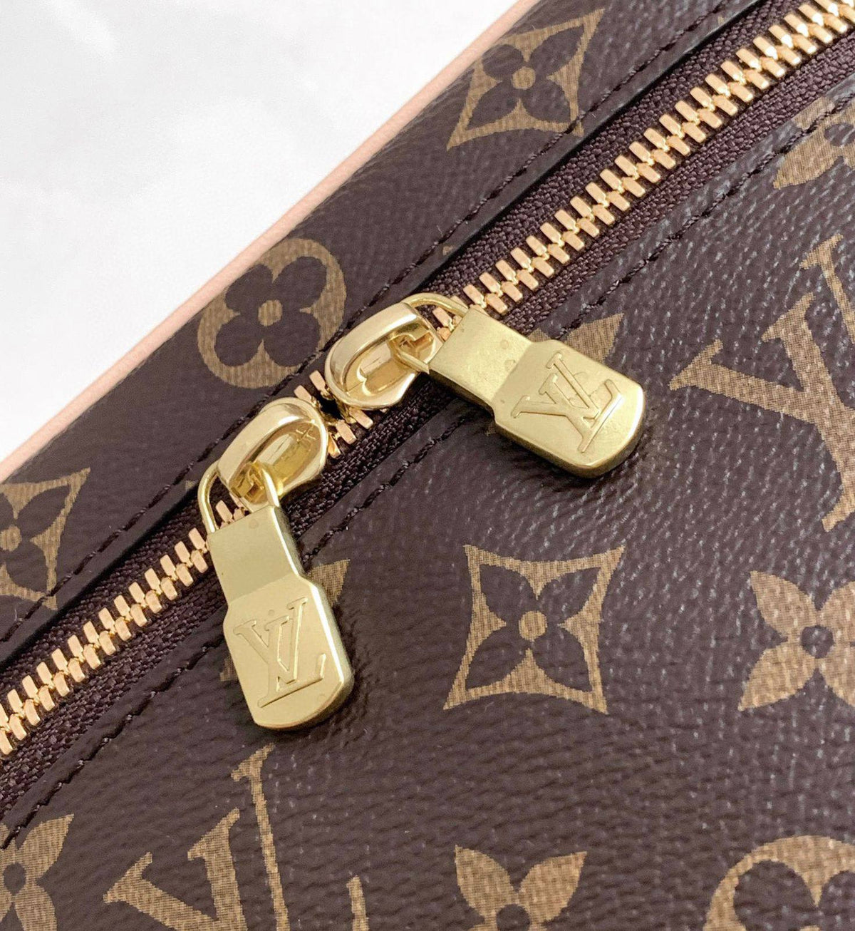 LOUIS VUITTON

 NEW CAME

 GOOD QUALITY 
WITH BOX 

BIG SIZE         105 dhs
MEDUIM SIZE 100 dhs
SMALL SIZE  95 dhs 


Zain39
Zain295
♥️♥️♥️