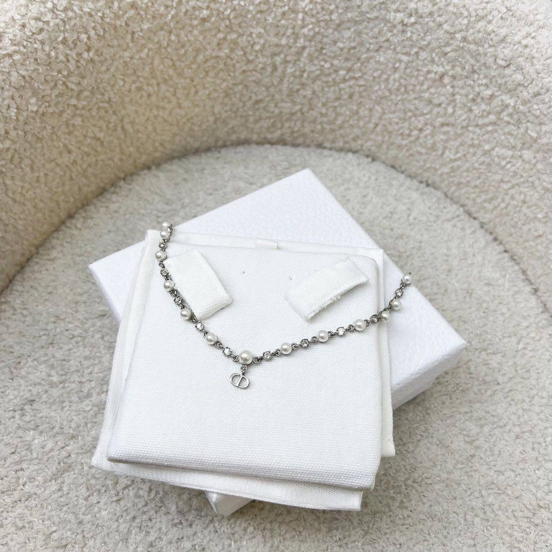 DIOR
Necklace and bracelet 
*MASTER*🍁
*110 dhs💓* NORMAL BOX🎁

Zain263
♥️♥️♥️