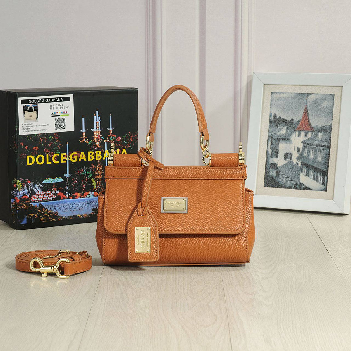 Dolce&Gabbana 

good quality 

with box 
110 dhs🇦🇪🇦🇪🇦🇪

Zain295
♥️♥️♥️