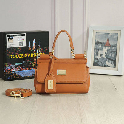 Dolce&Gabbana 

good quality 

with box 
110 dhs🇦🇪🇦🇪🇦🇪

Zain295
♥️♥️♥️