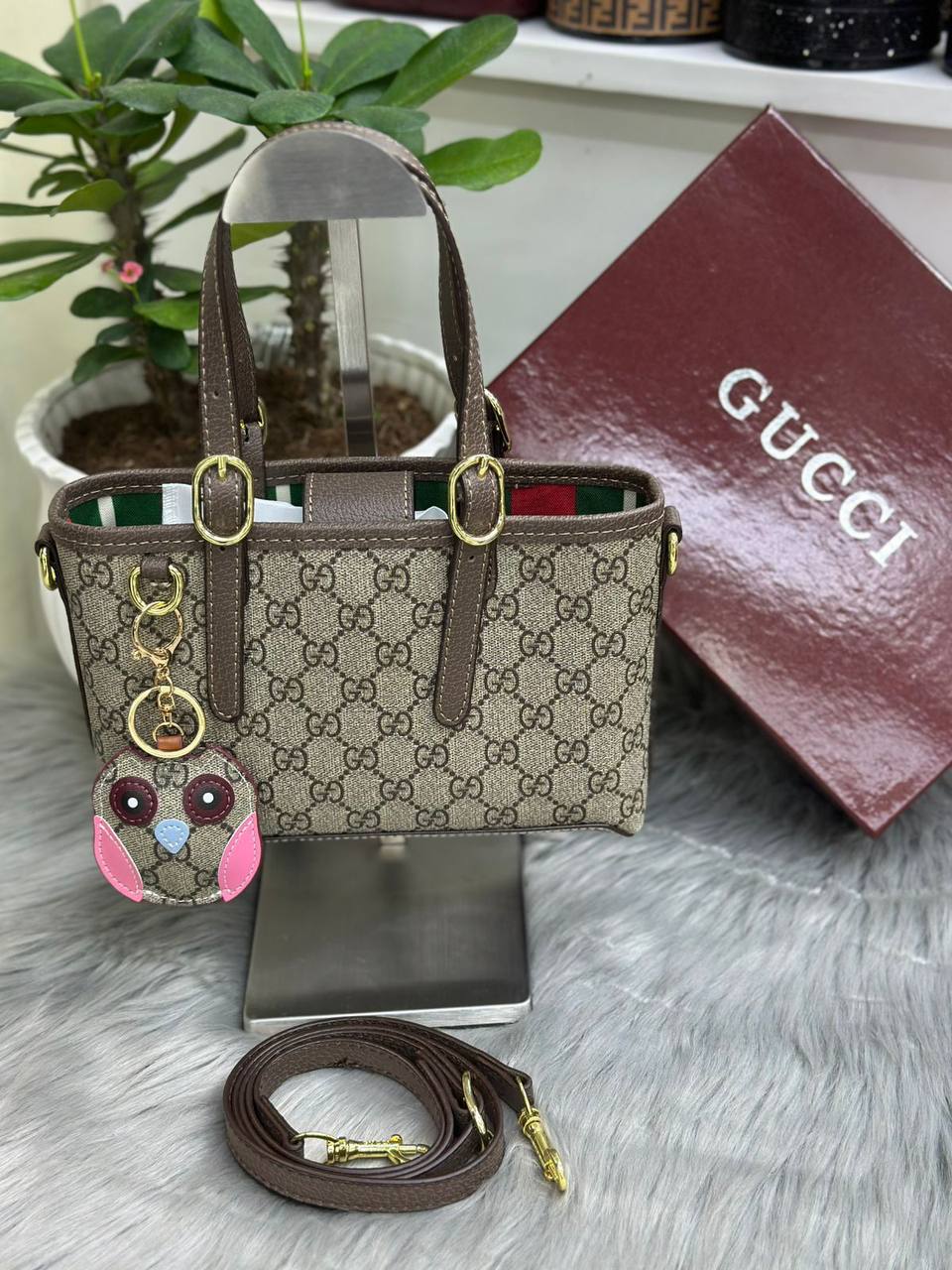 GUCCI
SIZE  ……… 20CM 
95 dhs✅

with BOX 
🎁🎁🎁

Zain51
♥️♥️♥️