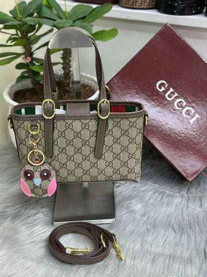 GUCCI
SIZE  ……… 20CM 
95 dhs✅

with BOX 
🎁🎁🎁

Zain51
♥️♥️♥️