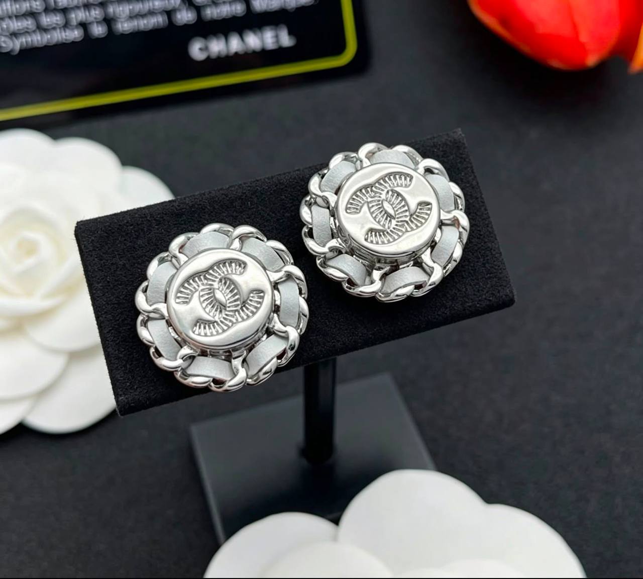 CHANEL ❤️‍🔥*
Earring 🦋
Master quality 💯
With normal boxes 🗃️ 
45 dhs💓
With master box 📦 
60 dhs💓

Zain216
♥️♥️♥️