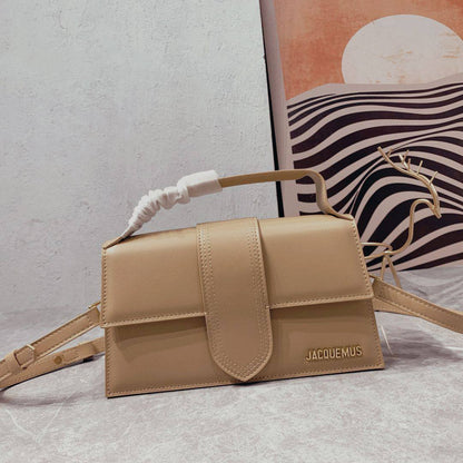 JACQUEMUS 
BIG SIZE NEW CAME GOOD QUALITY 

WITH BOX 🎁🎁🎁

110 dhs💓
SIZE: 24CM

Zain39
♥️♥️♥️