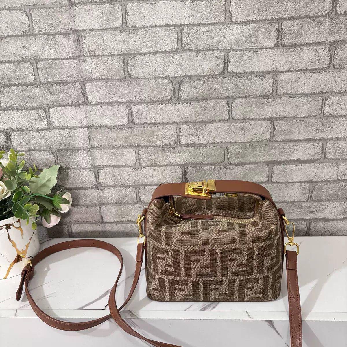 🌹Fendi Vintage 
1️⃣ First Quality +box🎁
Size : 16 * 11 cm
95 dhs💓
with box🎁

Zain115
♥️♥️♥️