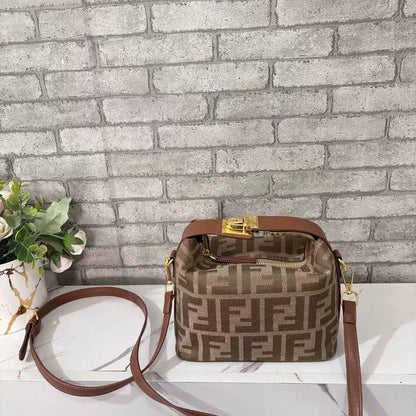 🌹Fendi Vintage 
1️⃣ First Quality +box🎁
Size : 16 * 11 cm
95 dhs💓
with box🎁

Zain115
♥️♥️♥️