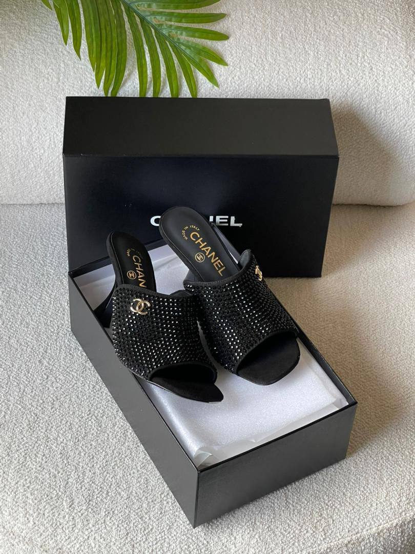CHANEL 
SuperMaster Quality 💯
470 dhs❤️💚❤️💚
Size: 36-41💥

Zain171
♥️♥️♥️
