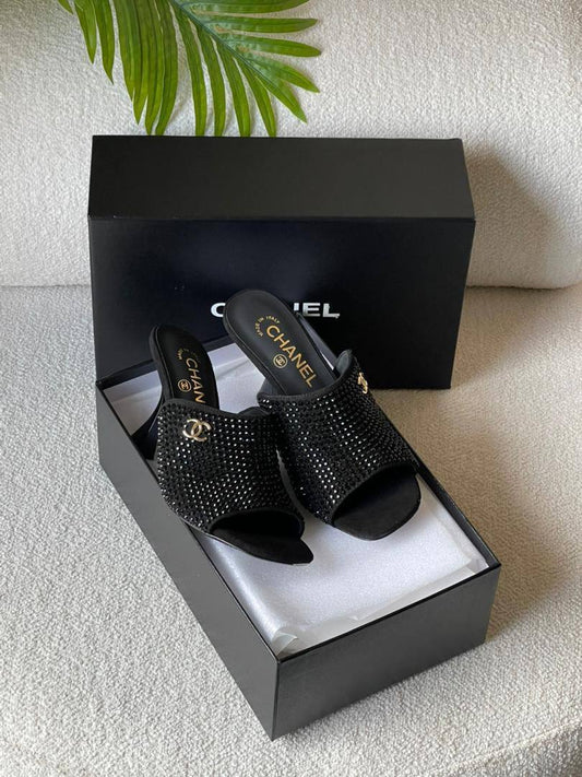 CHANEL 
SuperMaster Quality 💯
470 dhs❤️💚❤️💚
Size: 36-41💥

Zain171
♥️♥️♥️
