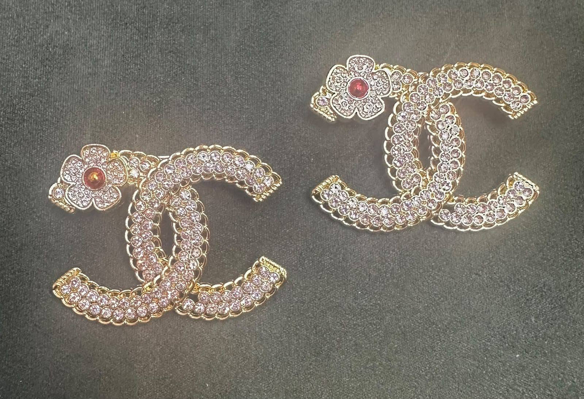 New arrival branded brooches 
30 dhs✅✅
35 dhs✅✅ with box 

Zain243
♥️♥️♥️