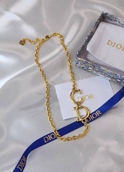DIOR 🤍
* ⁠↗️ *Super Master Quality ®️*⬆️
* DIOR CD Chain PENDANT & EARINGS

*170 dhs❣️*  with *Normal* Box & Bag
*190 dhs❣️*  with *Orignal* Packaging

Zain209
♥️♥️♥️