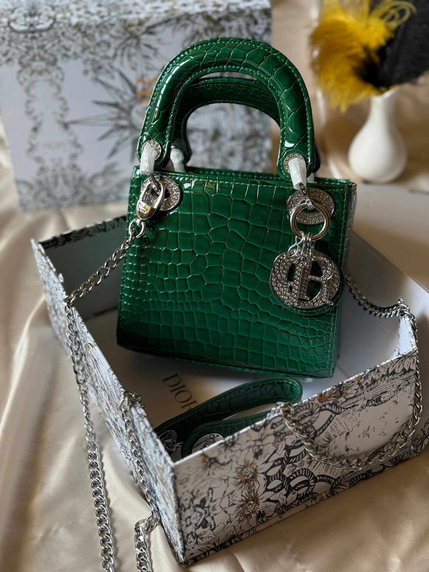 DIOR
17cm
340 dhs💓
Top quality 
With box🎁

Zain167
♥️♥️♥️