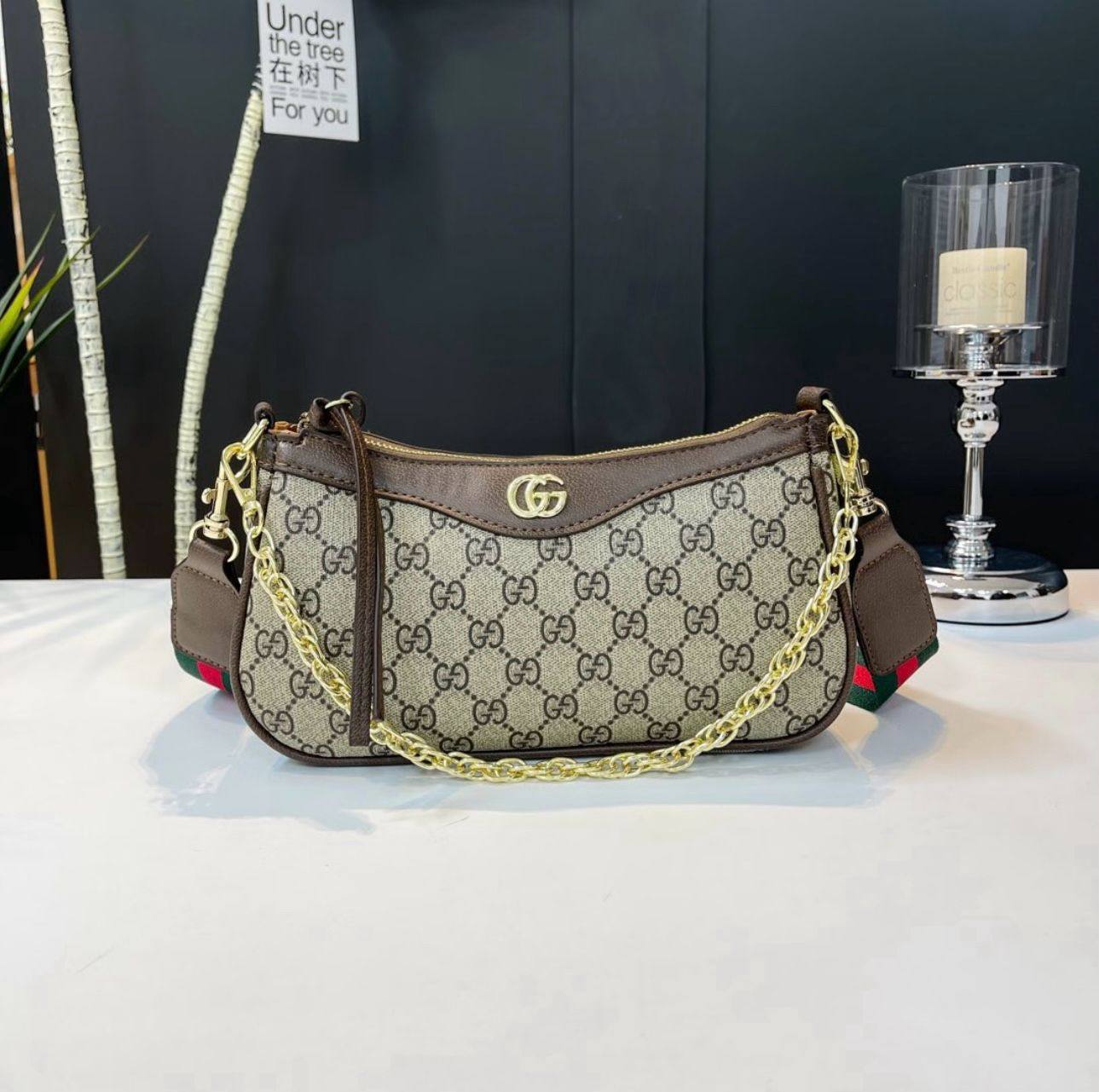 GUCCI 
NEW CAME GOOD QUALITY 
WITH BOX
🎁🎁🎁

90 dhs❣️
SIZE: 25cm

Zain39
♥️♥️♥️
