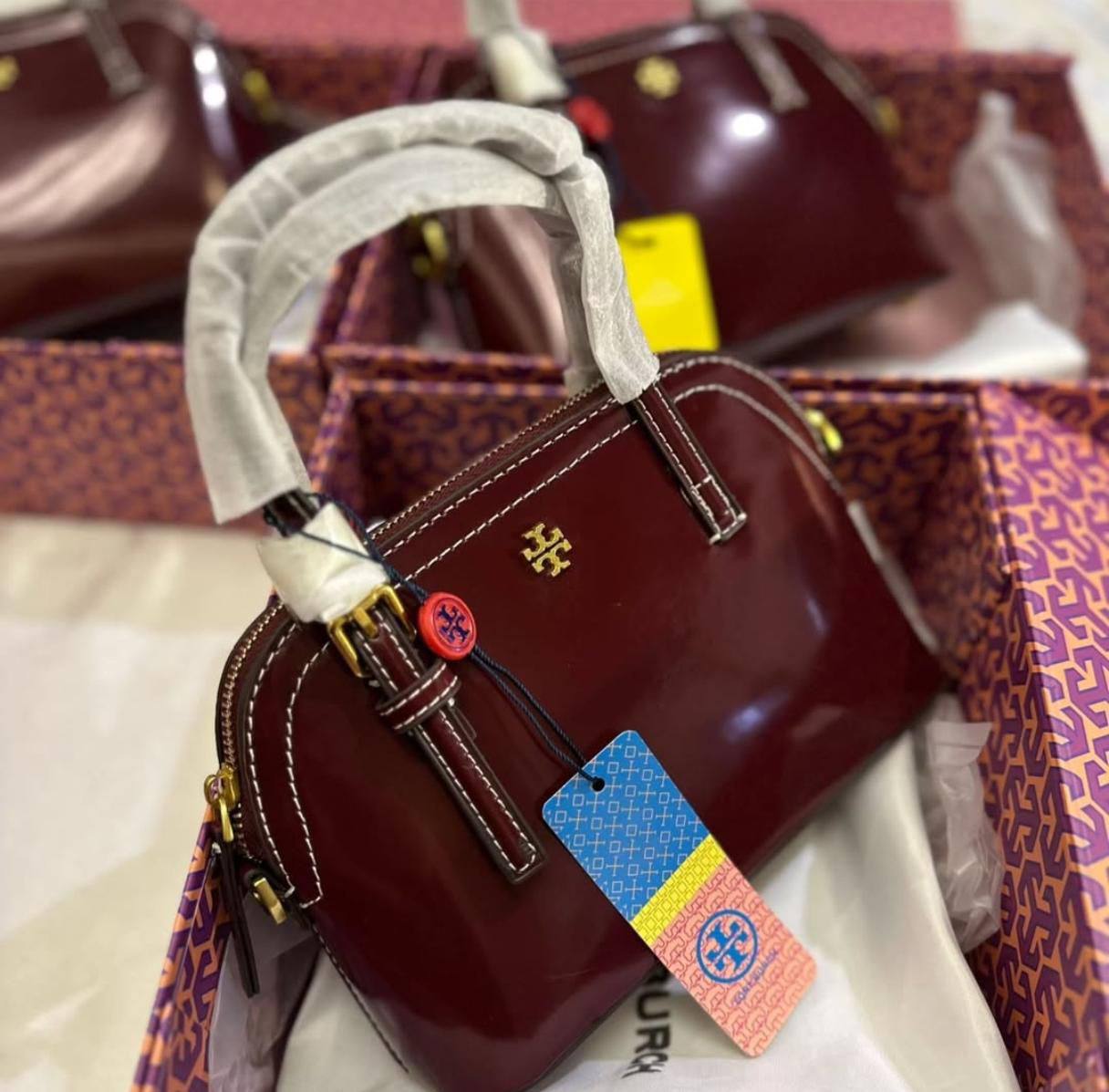Tory Burch

90 dhs✅

with box
🎁🎁🎁

Zain07
♥️♥️♥️