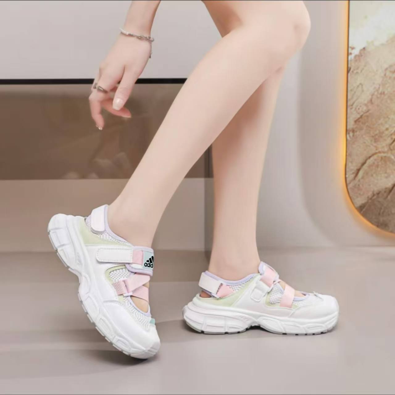 Adidas
Size 36to41        
75 dhs✅

Zain163
♥️♥️♥️