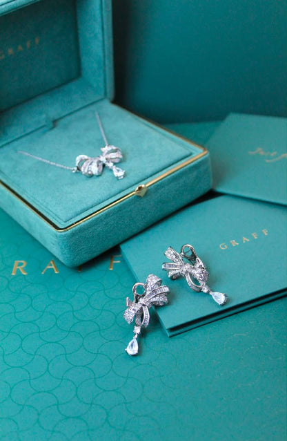 GRAFF
↗️ *Super Master Quality ®️*
Tilda's Bow Classic Diamond Drop Pendant & Earings

Necklace with Earings
*190 dhs🇦🇪🇦🇪* with *Normal* Box & Bag

Zain209
♥️♥️♥️