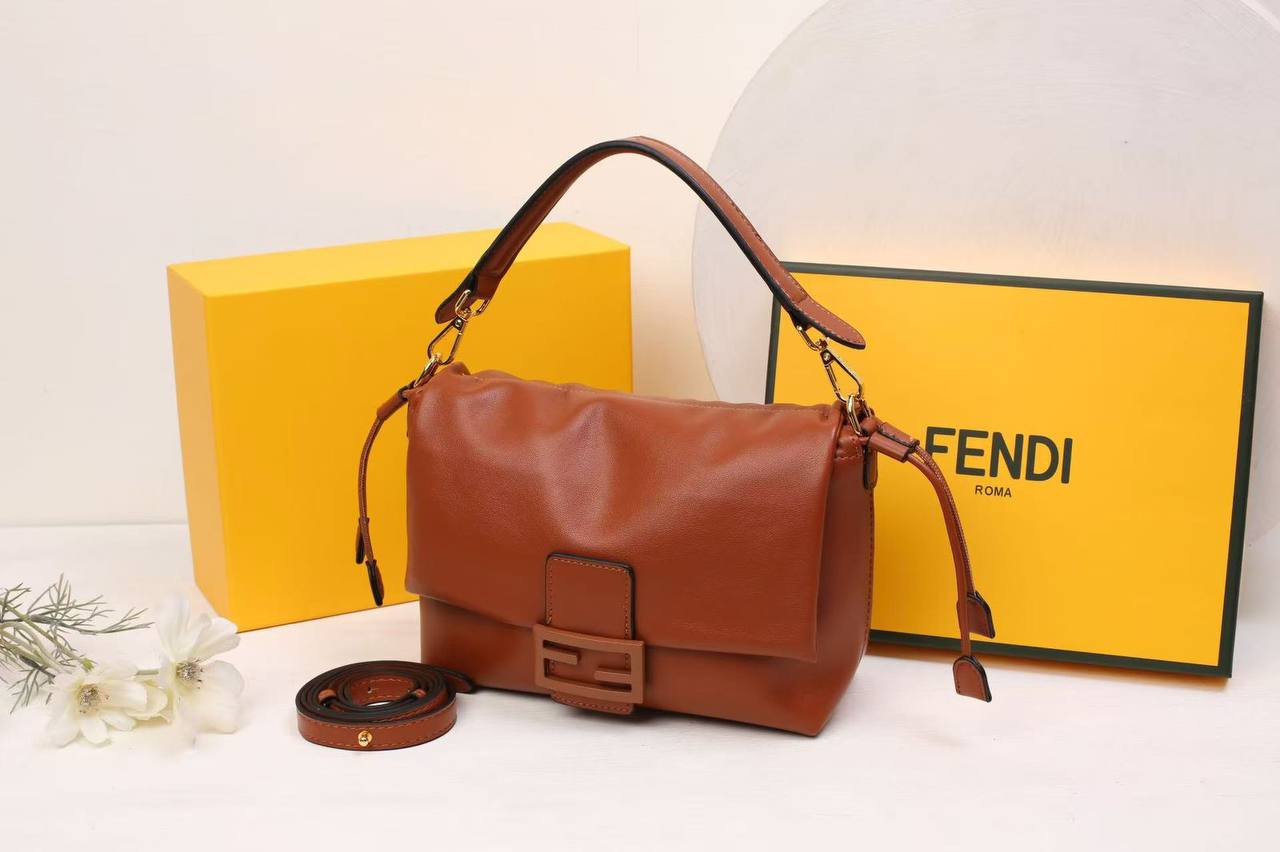 Fendi 
SIZE  ……… 22 CM 
105 dhs🪙🖤

with box
🎁🎁🎁

Zain51
♥️♥️♥️