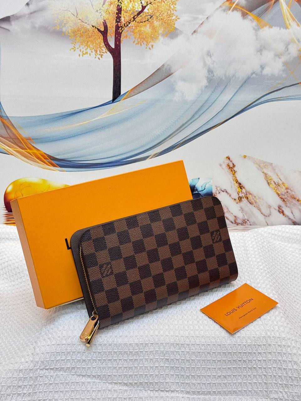 LV 
Best quality with box’s 
110 dhs✅
size 22 Cm

Zain290
♥️♥️♥️