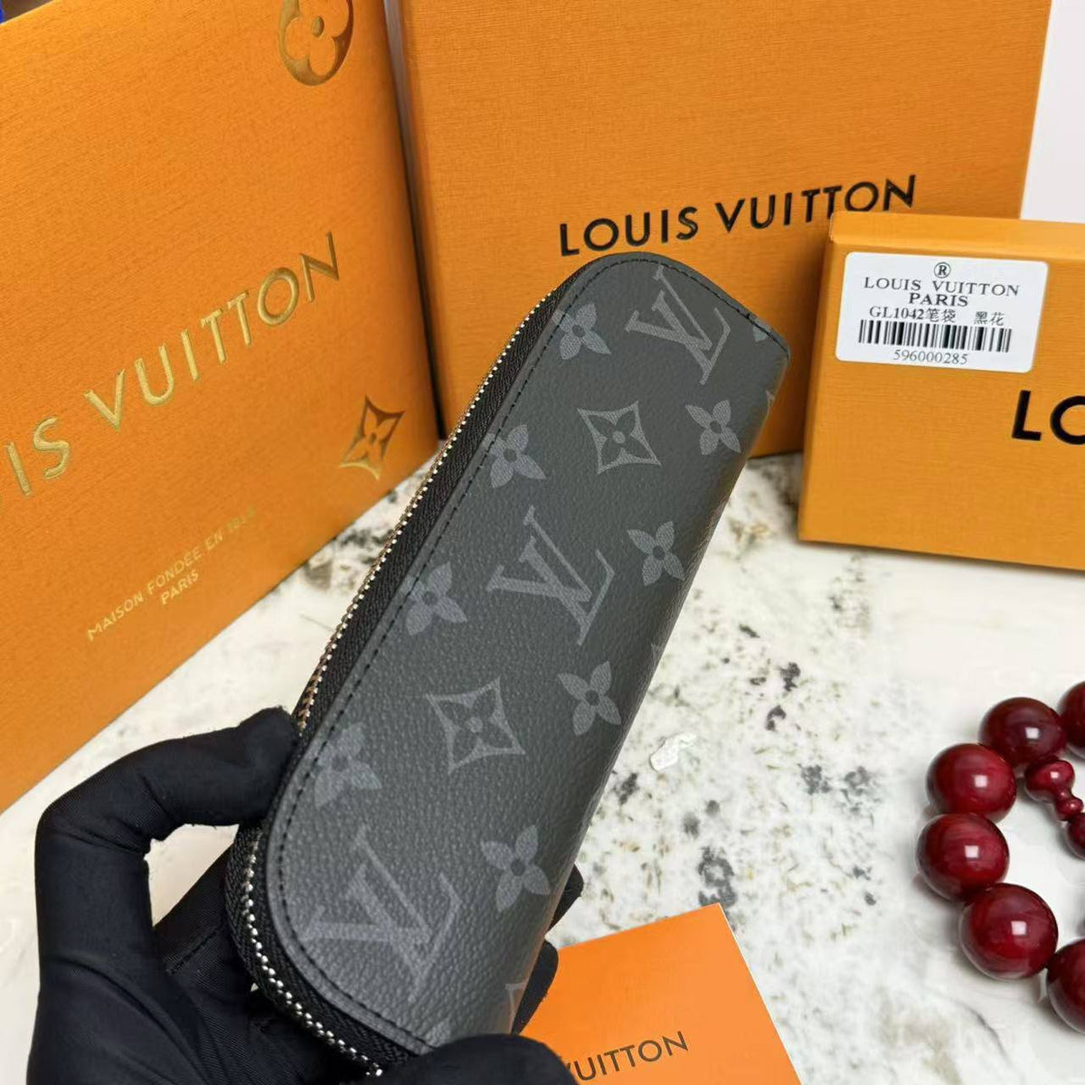 LOUIS VUITTON 

PEN BAG 

NEW CAME 
GOOD QUALITY 
WITH BOX 

55 dhs🇦🇪🇦🇪

Zain295
♥️♥️♥️