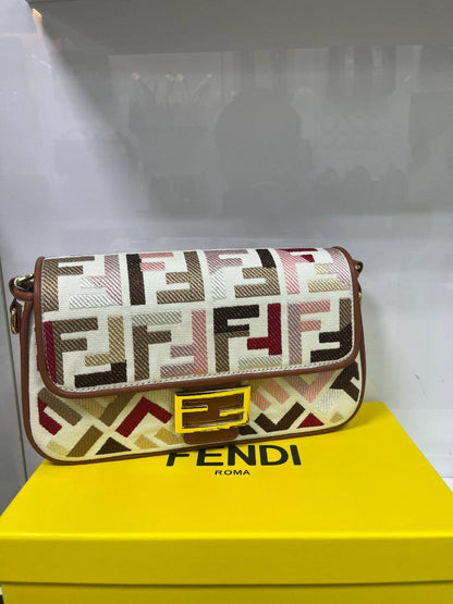 Fendi
Best quality 

with box’s 
🎁🎁🎁

115 dhs🪙🖤
size 26cm

Zain158
♥️♥️♥️