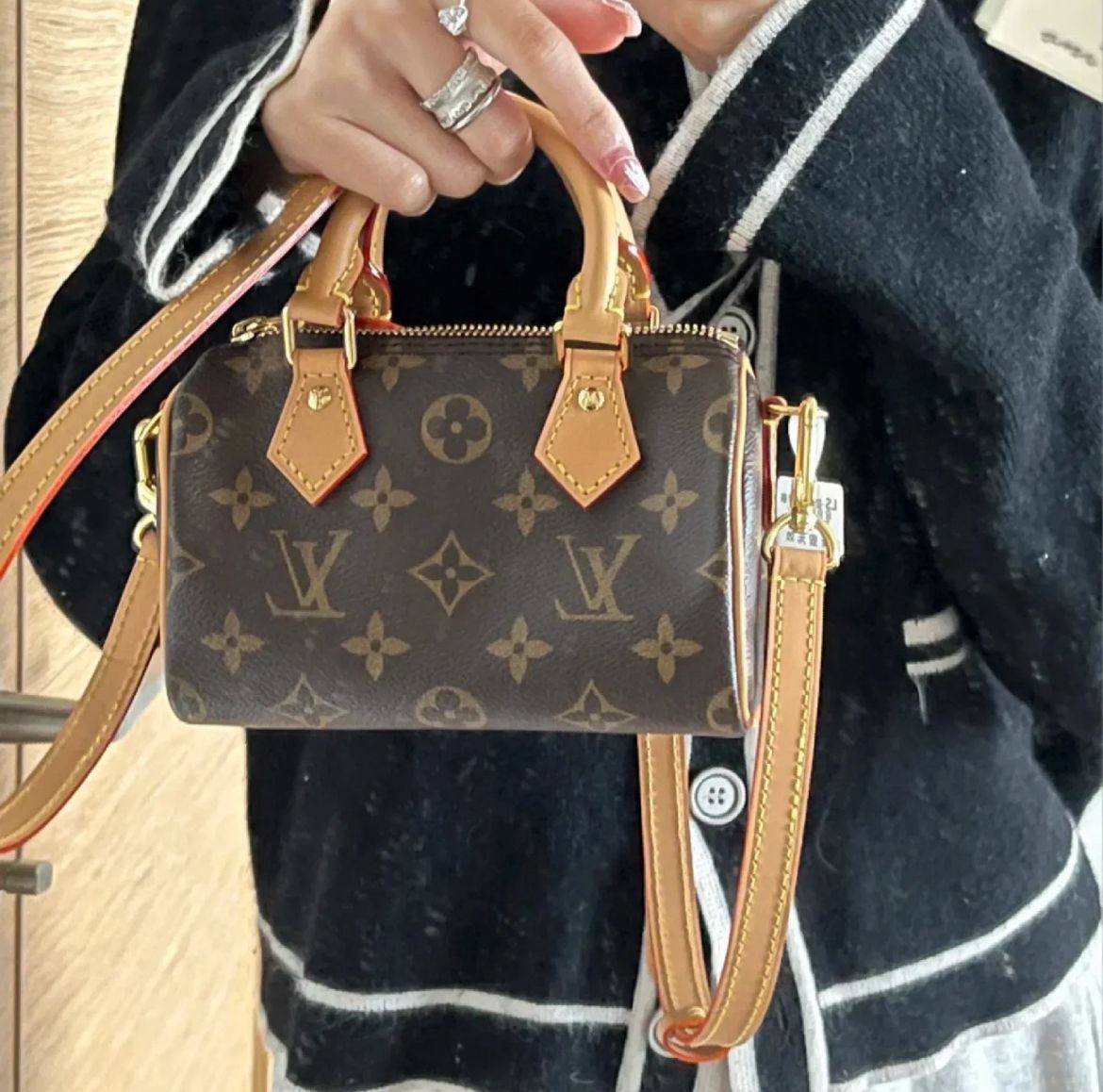 LV
85 dhs👑
size：16cm
Good quality

Zain35
♥️♥️♥️