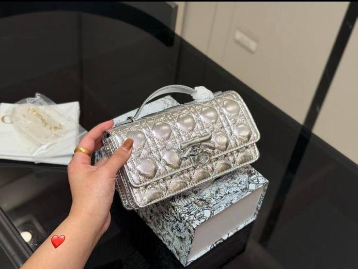 DIOR
My Dior Mini Bag
Master quality
21cm 

with box
🎁🎁🎁

280 dhs✅

Zain95
♥️♥️♥️
