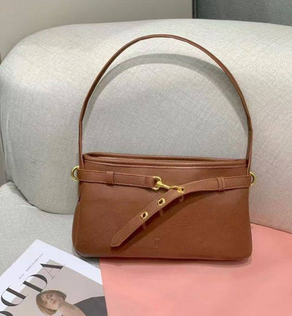 LV
With box 
🎁🎁🎁

85 dhs🪙🌨️
Size 20×11×16cm

Zain136
♥️♥️♥️