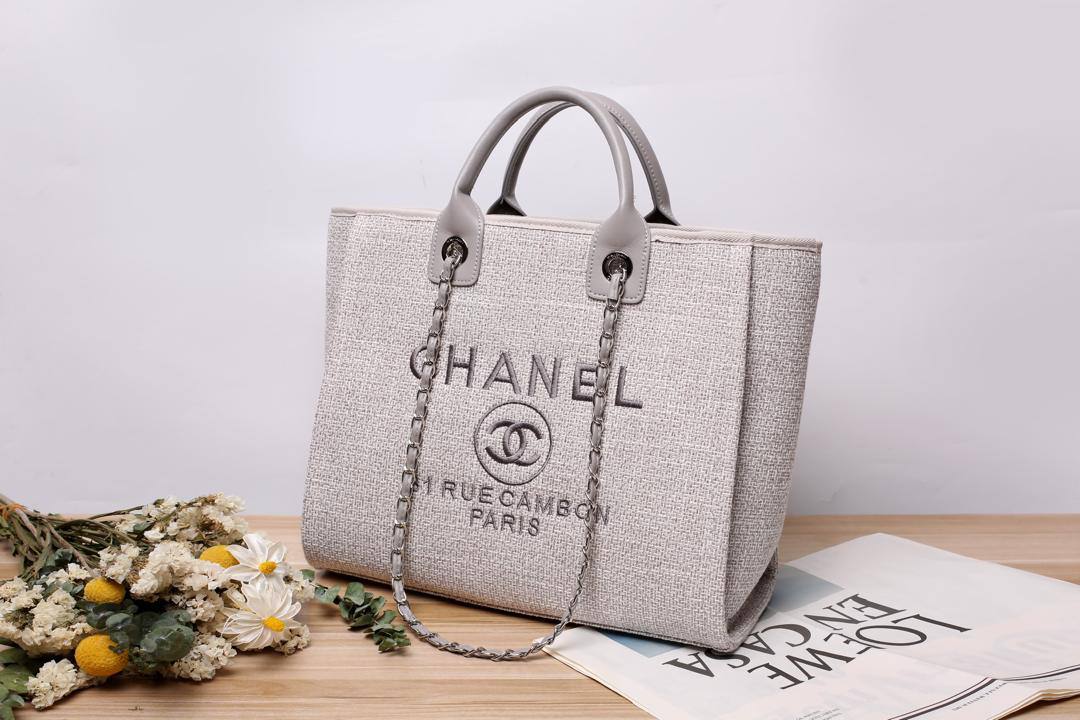 Chanel

100 DHS🇦🇪🇦🇪

 high quality 

42cm

Zain26
♥️♥️♥️