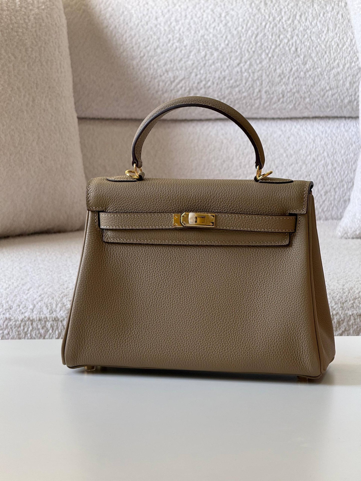 Hermes

kelly 25cm💕

master quality😍with box❤️
🎁🎁🎁

400 dhs❤️💚❤️

Zain52
♥️♥️♥️