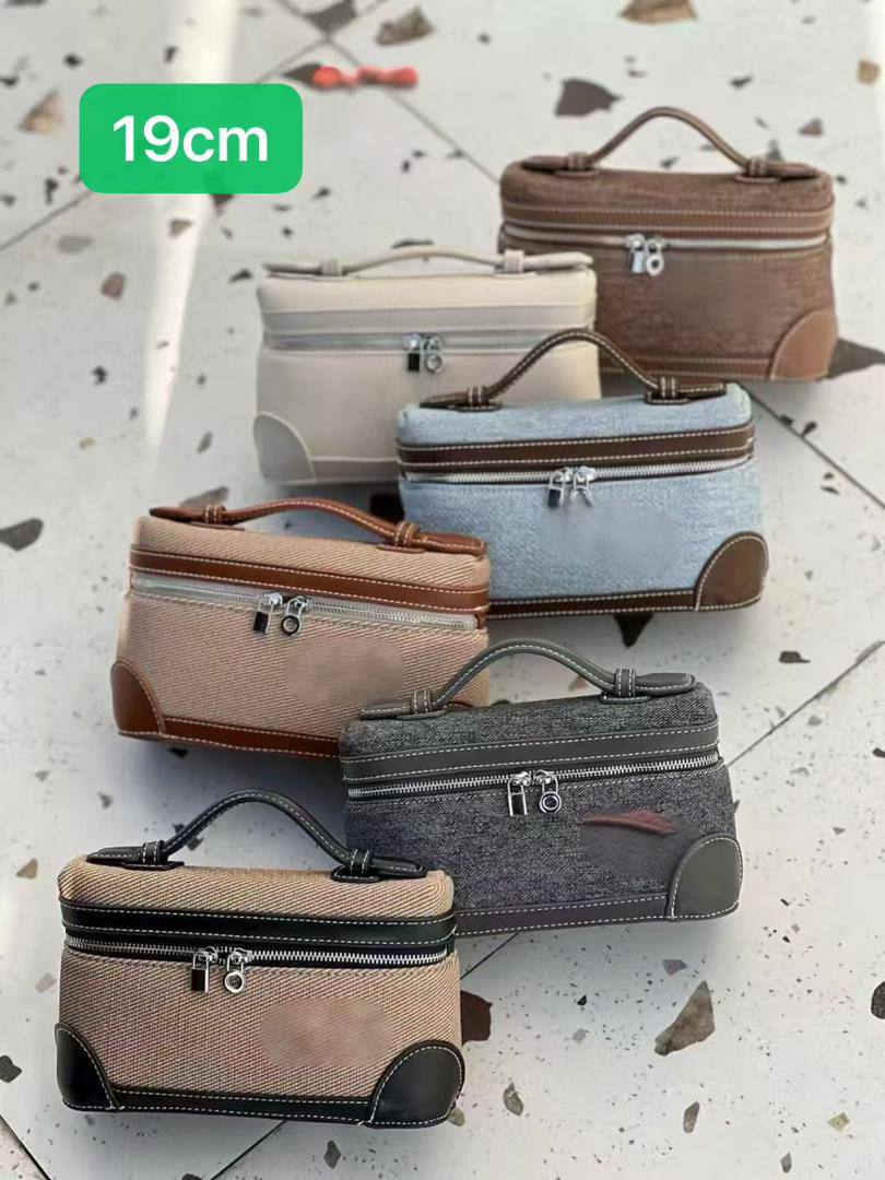 Loro Piana
90 dhs🪙🌨️

SIZE：19cm

Good quality 

with box
🎁🎁🎁

Zain35
♥️♥️♥️