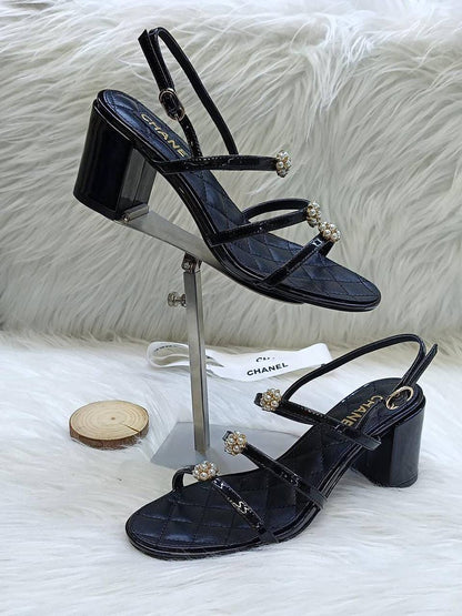 Chanel ❤️
*High quality*❤️
*size: 36 to 42*❤️
350 dhs✅

Zain119
♥️♥️♥️
