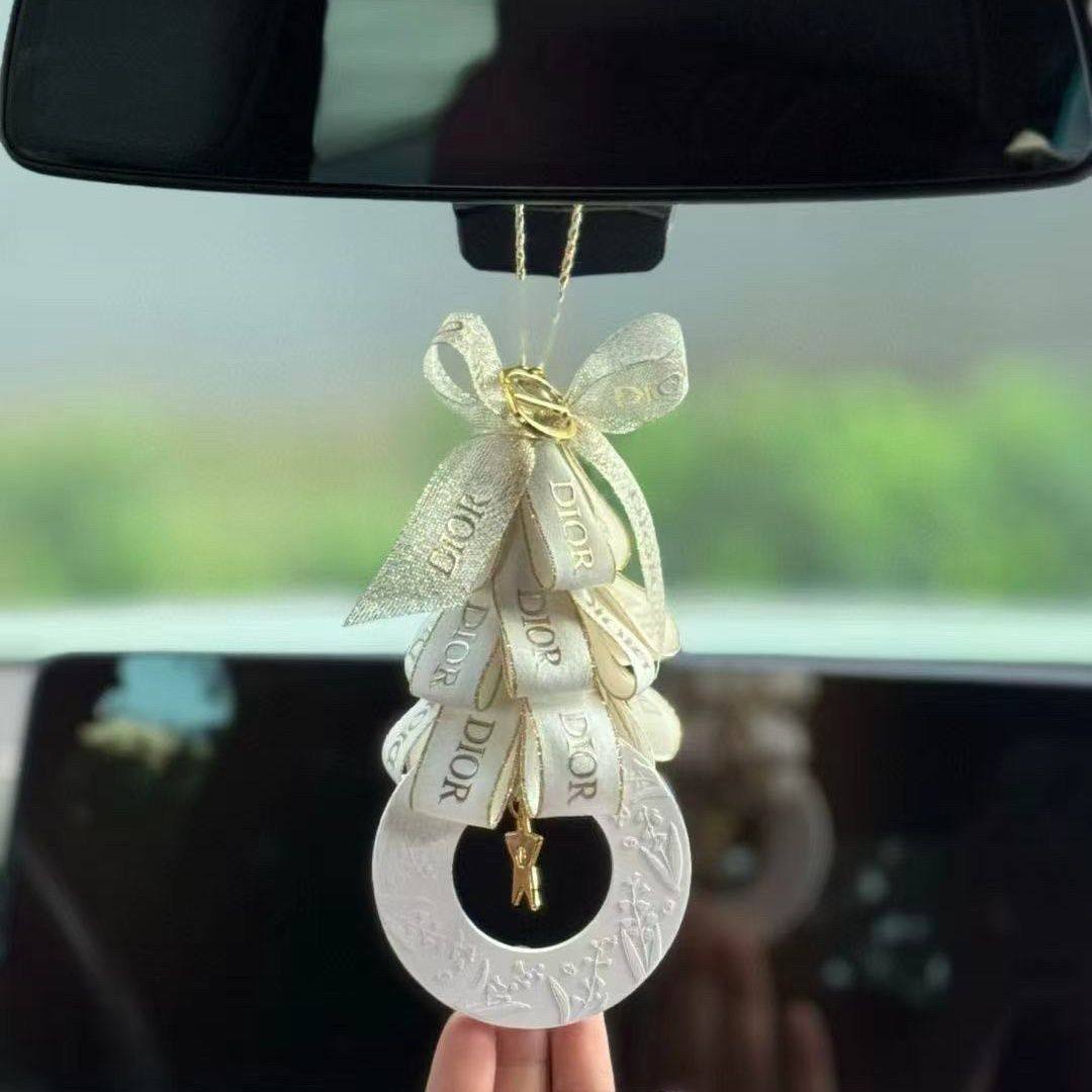 Dior car hanger 
45 dhs🪙🌨️

Zain243
♥️♥️♥️