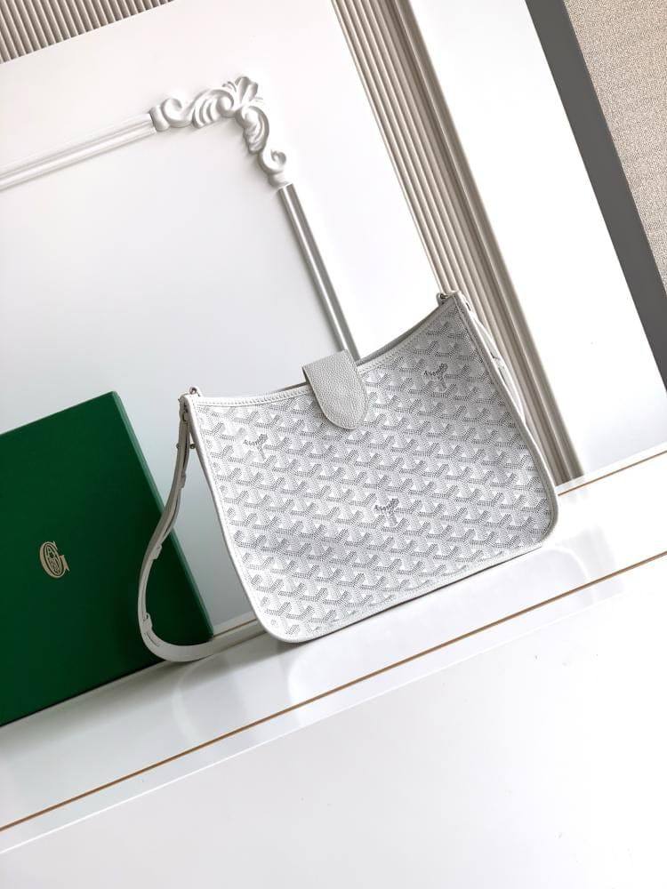 GOYARD Mosette PM
Chevron Goyardine Canvas
Adjustable Leather Strap
Size: 28 cm
Without BOX


95 dhs🇦🇪🇦🇪

Zain239
♥️♥️♥️