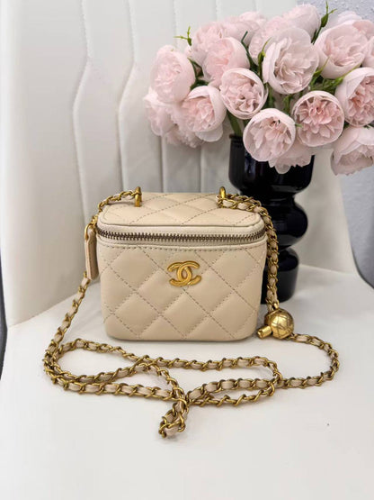 CHANEL

best quality 
with box

95 dhs🇦🇪🇦🇪

size11CM
Zain290
♥️♥️♥️