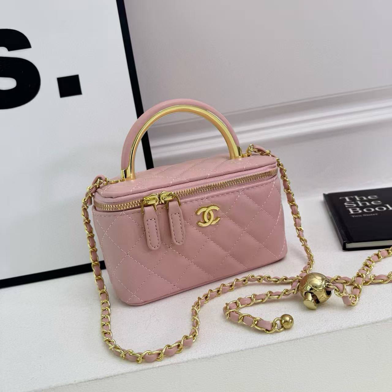 Chanel

90 dhs❣️

With box
🎁🎁🎁

Zain219
♥️♥️♥️