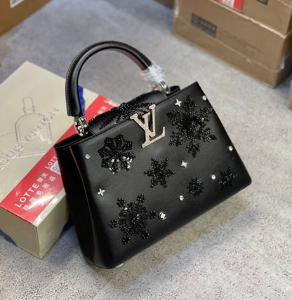 LV
high quality 
350 dhs✅

Zain175
♥️♥️♥️