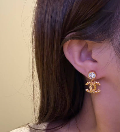 CHANEL
Earring✨
Master quality 💯
With normal boxes 🗃️ 
45 dhs✅

With master box 📦 
60 dhs✅

Zain216
♥️♥️♥️