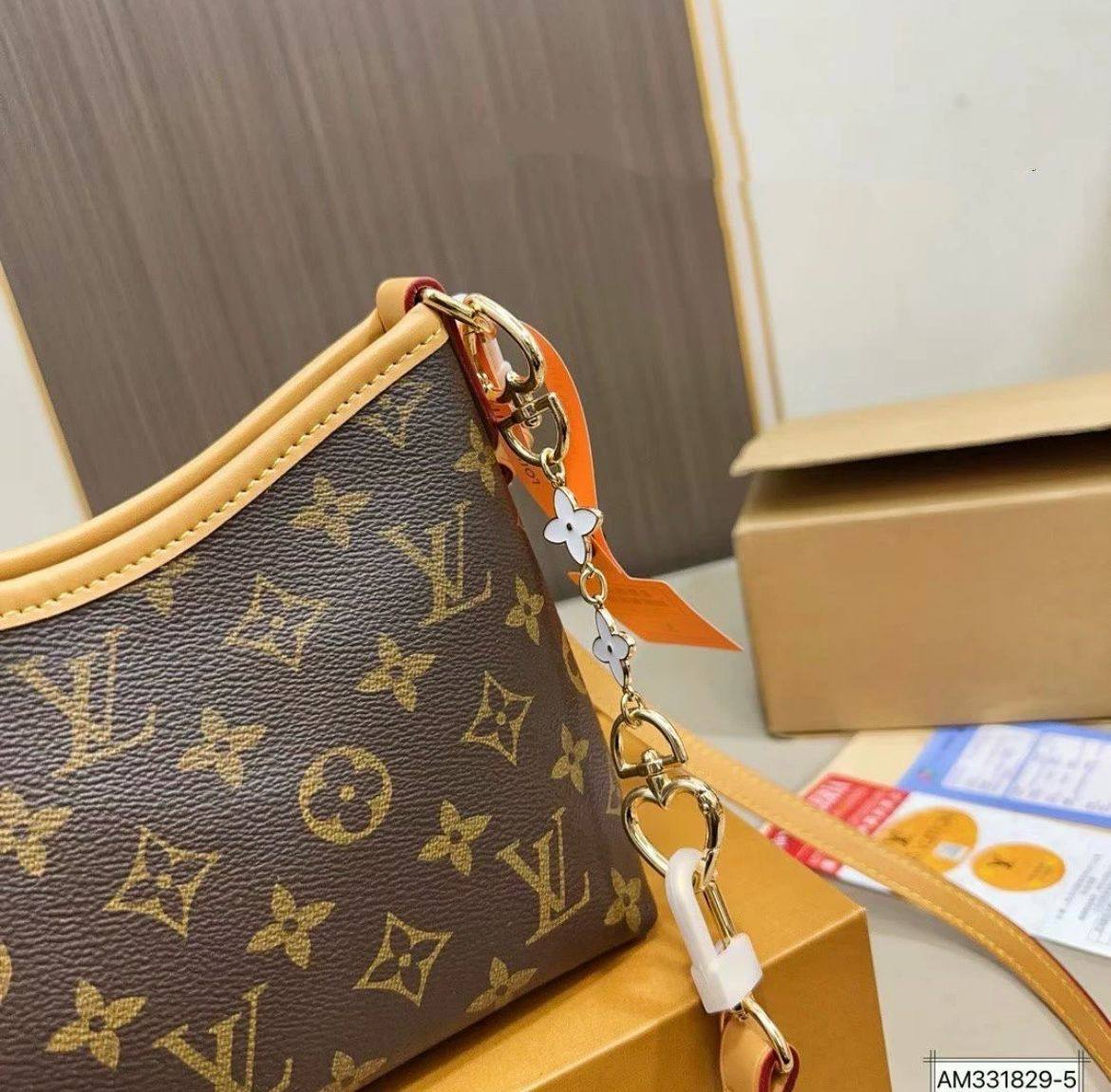 LV

Small 
90 dhs🪙🌨️
size 21×8×17cm

Big
95 dhs🪙🌨️
size 30×10×25cm
with box
🎁🎁🎁

Zain23
♥️♥️♥️