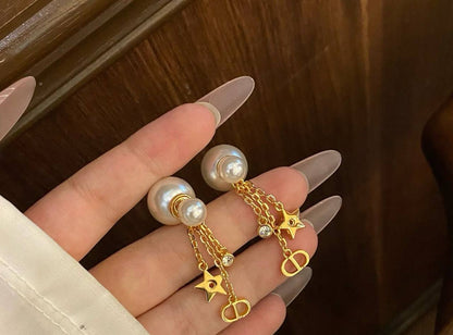 Dior ❤️‍🔥*
Earring ✨
Master quality 💯
With normal boxes 🗃️ 
45 dhs✅
With master box 📦 
60 dhs✅

Zain216
♥️♥️♥️
