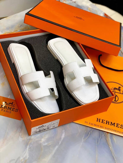 HERMES 
☘️ *SIZE  36  to 41 ☘️                                                                                                       
180 dhs💓

ZainK
♥️♥️♥️