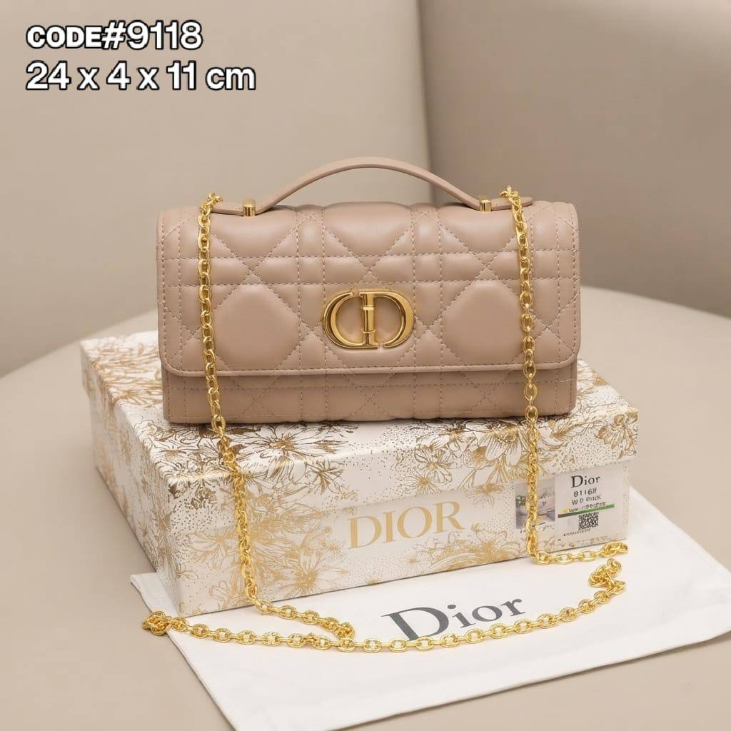 Dior
ᴄᴀʀᴏ ᴅɪᴏʀ ғʟᴀᴘ ᴄʟᴜᴛᴄʜ
ɪɴ ᴛᴏᴘ ʜᴀɴᴅʟᴇ ʙᴀɢ
ʜᴀs ʟᴏɴɢ ɢᴏʟᴅ ᴄʜᴀɪɴ  sᴛʀᴀᴘ
ɪɴ ᴛᴡɪsᴛ ʟᴏɢᴏ ʟᴏᴄᴋ 
sɪᴢᴇ: 24 cm
ᴡɪᴛʜ BOX

75 dhs🇦🇪🇦🇪

Zain31
♥️♥️♥️