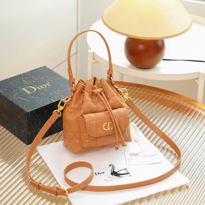 DIOR
SIZE………. 16 cm 

90 dhs🪙🖤

with box
🎁🎁🎁

Zain51
♥️♥️♥️