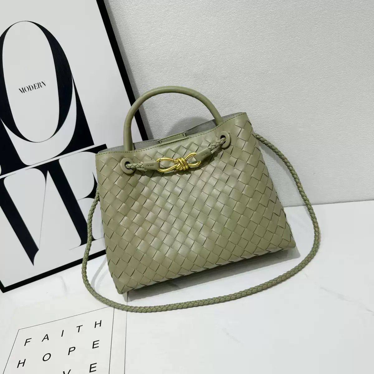 BOTTEGA 
GOOD QUALITY WITH BOX 
115 dhs✅
Size: 25cm

Zain295
♥️♥️♥️