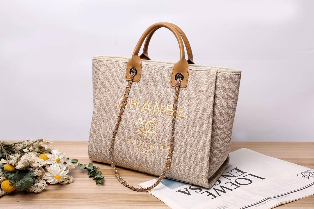 Chanel

100 DHS🇦🇪🇦🇪

 high quality 

42cm

Zain26
♥️♥️♥️