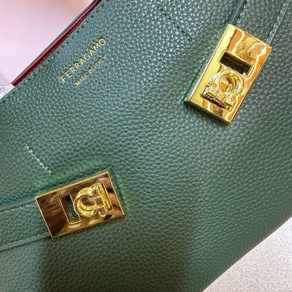 FERRAGAMO
GOOD QUALITY 
120 dhs✅

Zain39
♥️♥️♥️