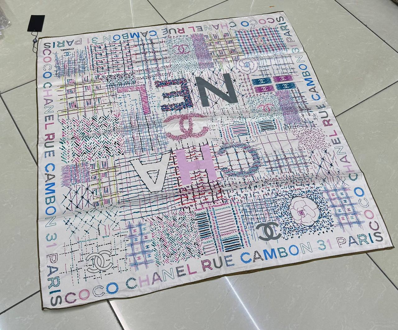 Silk square scarf 
40 dhs🪙💚

Zain93
♥️♥️♥️