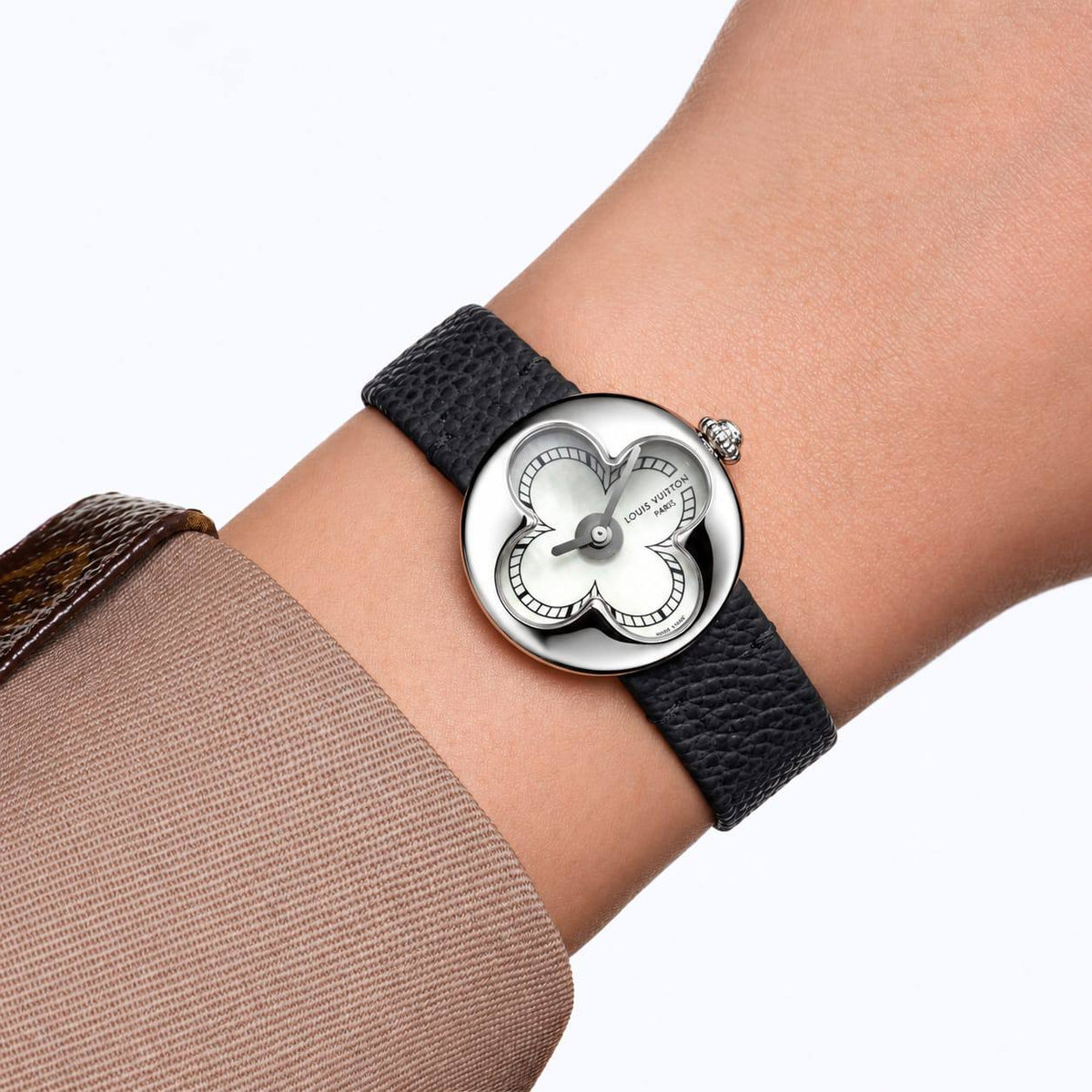 LV

watch for ladies 

good quality 
size 26mm

380 dhs🇦🇪🇦🇪
Zain59
♥️♥️♥️