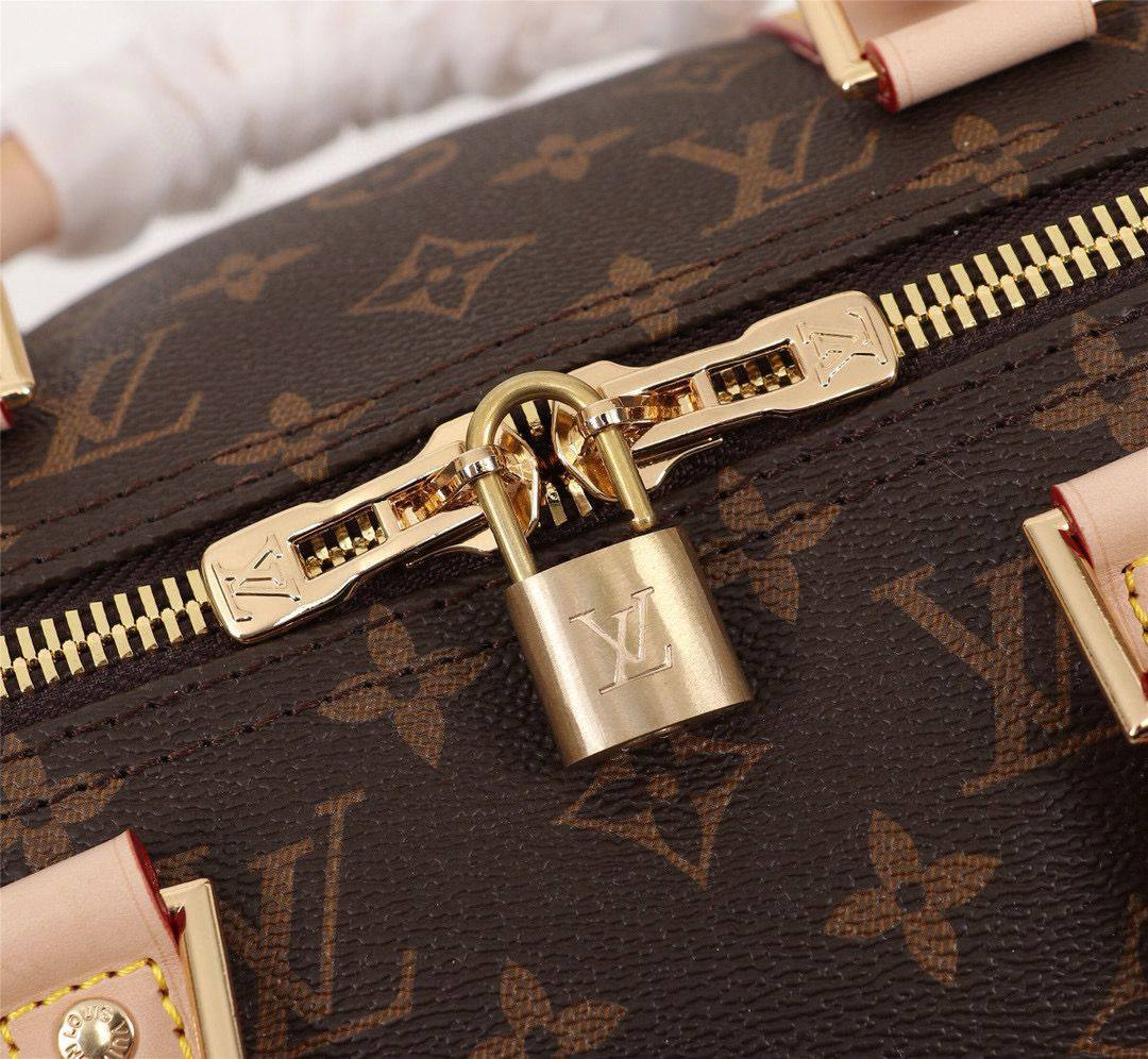 LV TRAVELLING BAG NEW CAME GOOD QUALITY 
120 dhs🪙🌨️
SIZE : 55cm

Zain39
♥️♥️♥️