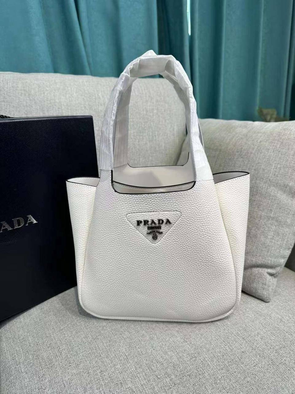 🎉 Offer 🎊  Prada / Bottega
Good quality 
Size : 25 * 22 cm
70 dhs🪙🌺
Limit Stock

Zain115
♥️♥️♥️